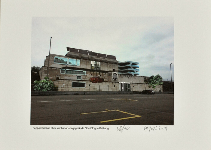 Karsten Neumann: Zeppelintribüne ehm. Reichsparteitagsgelände NürnBErg in Bethang. Digitalprint 5/10 
Din A4 
2019